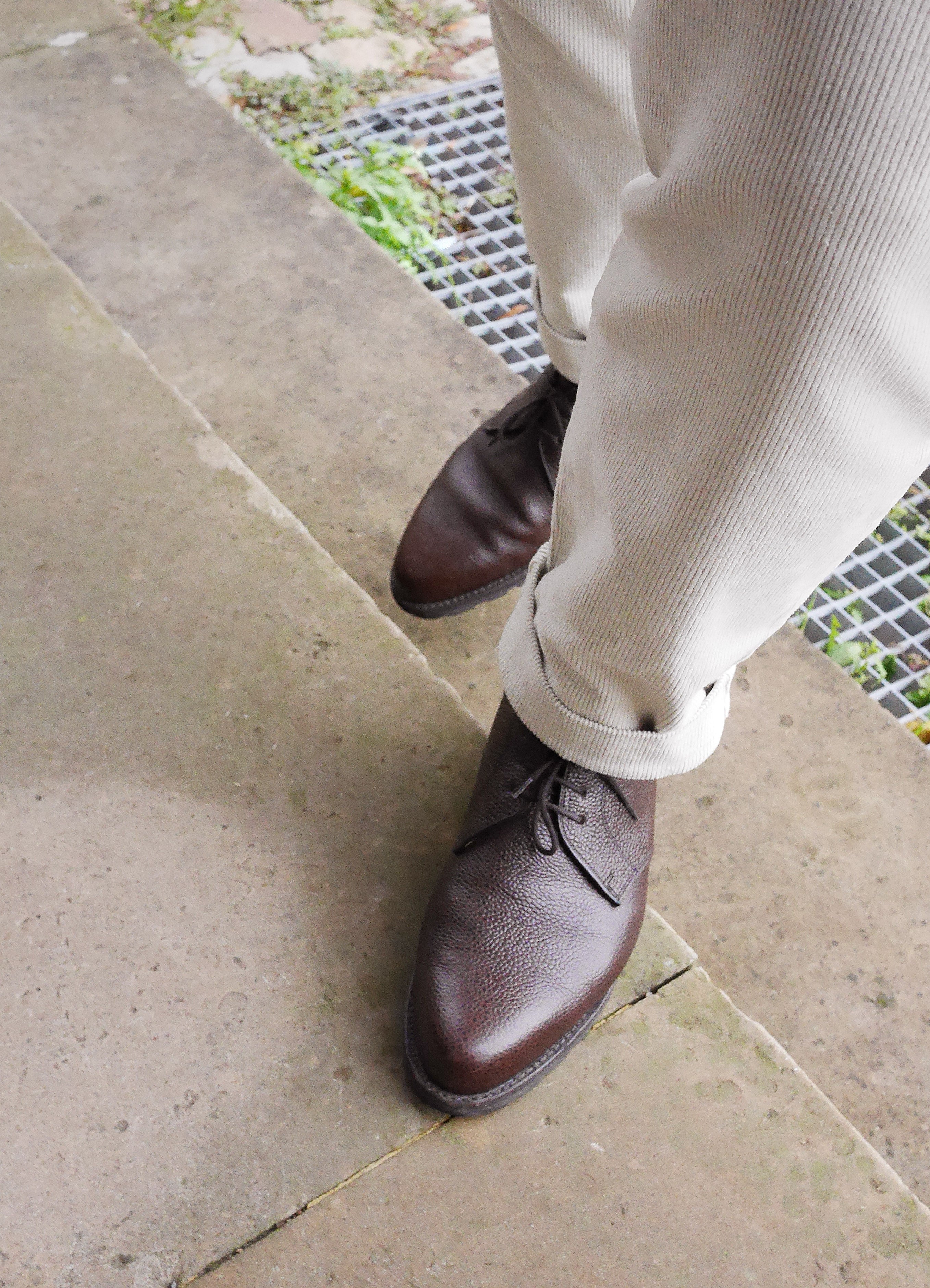 Chestnut-colored Scotchgrain Derby with profile sole